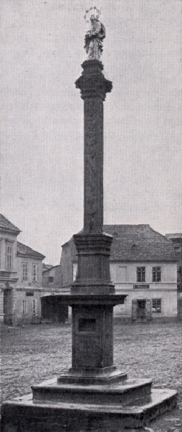 Morový sloup P. Marie na kladrubském náměstí. Postaven roku 1701. Foto z r. 1908.