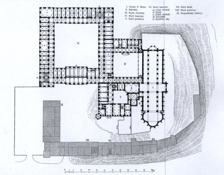 Půdorys kláštera s kostelem a dvorem.