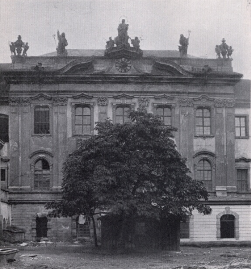 Průčelí nádvoří v zámku Kladruby na fotografii z roku 1908.