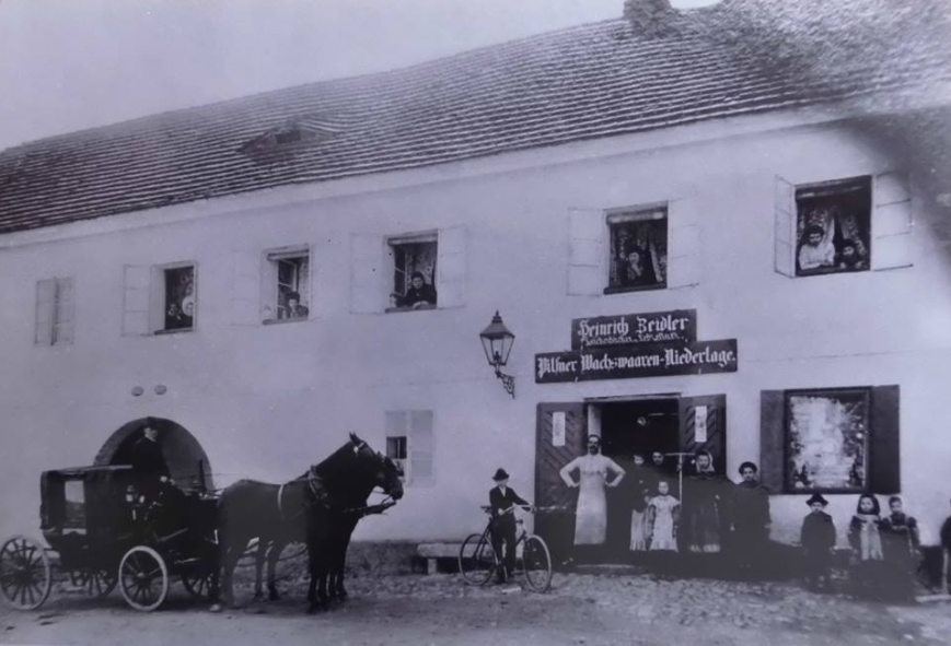 Obchod Heinricha Zeidler na kladrubském náměstí kolem r. 1900.