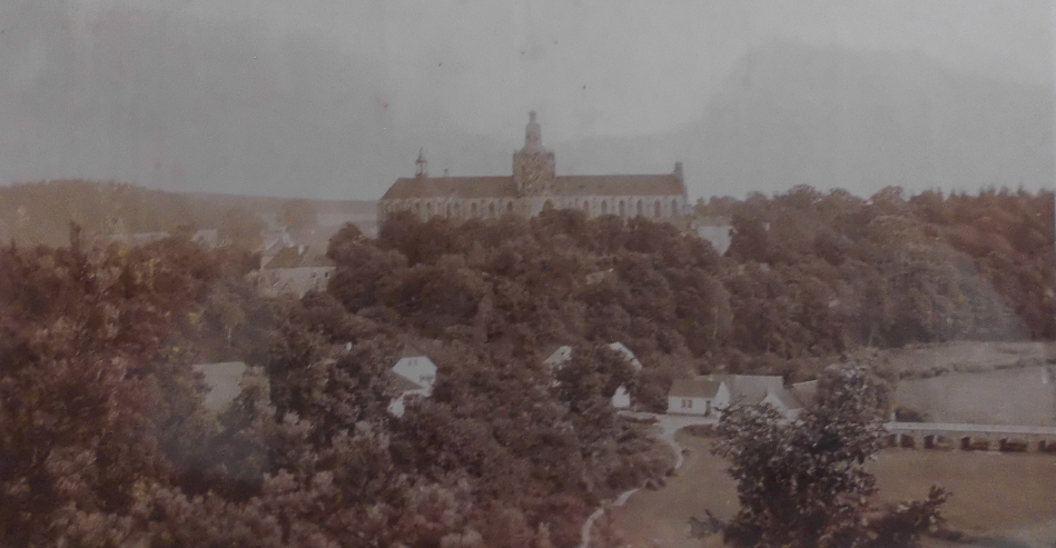 Zámecký kostel v Kladrubech, pohled od panenského skoku. Foto: Tuma, cca 1905.