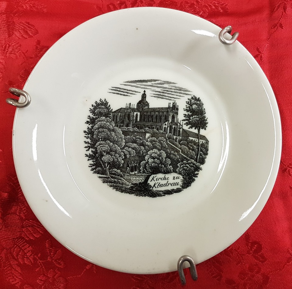 Krásný talíř se zámeckým kostelem Kladruby kolem r.1840.