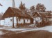 Nejstarší domy obce Ostrov na fotografii z r.1933. Stály na konci obce po levé straně u cesty na Stříbro.